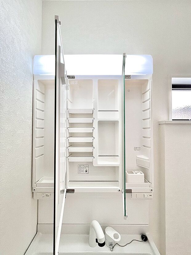 【三面鏡裏収納】三面鏡の裏に、化粧品や衛生用品などを収納可能。洗面台をすっきりと保ちます!