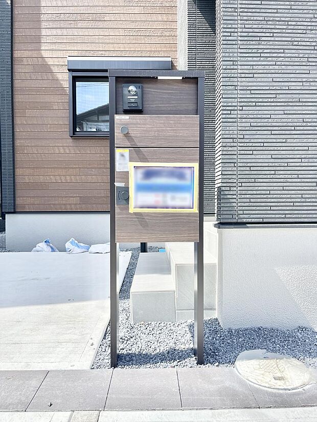 【その他現地】表札・インターホン・ポスト・宅配BOXをひとつに集約。エントランスになじむシンプルデザイン。
