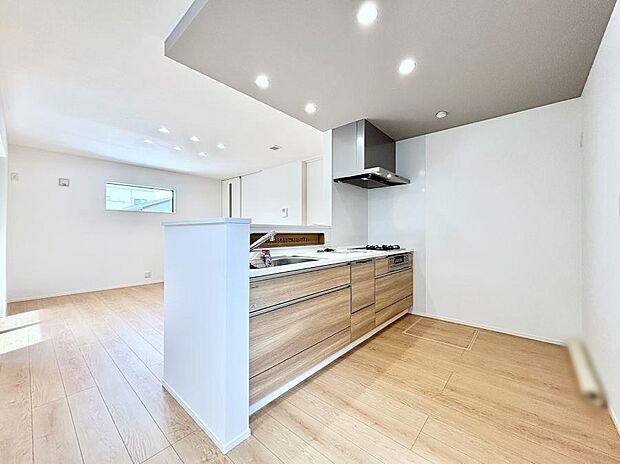 【ダイニングキッチン】リビングで遊ぶお子様を見守りながらお料理ができる対面キッチン。