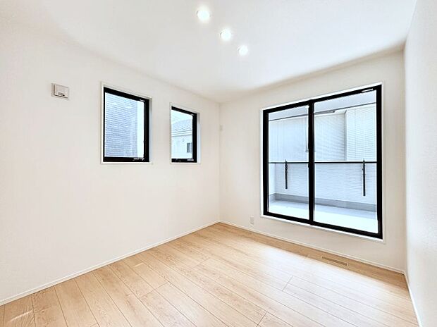 【寝室】2面採光なので、明るく風通しも良く心地良い生活が送れます。