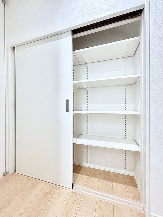 【廊下収納】廊下収納。掃除道具や季節の小物を収納することができます。