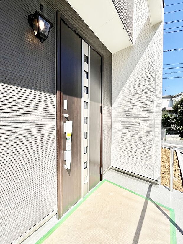 【玄関】住まいの顔を演出する、玄関ドア。 