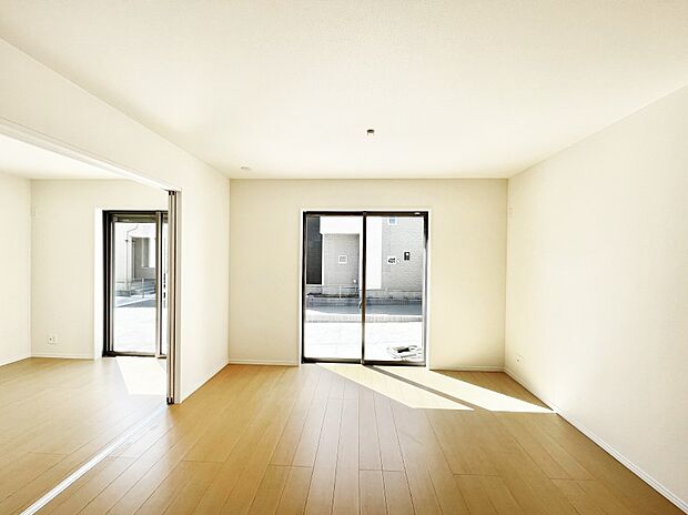 【リビングダイニング】大きな窓からたっぷりの陽光と風を感じられるリビング