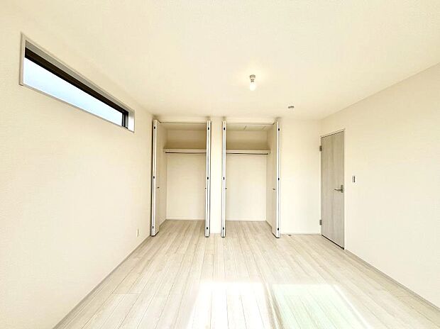 【寝室】収納が充実しているので居住スペースを広々使えます  