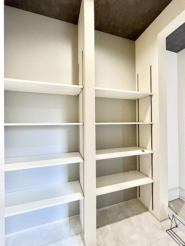 【収納】シューズインクローク付き！雨具やベビーカーも置けます。