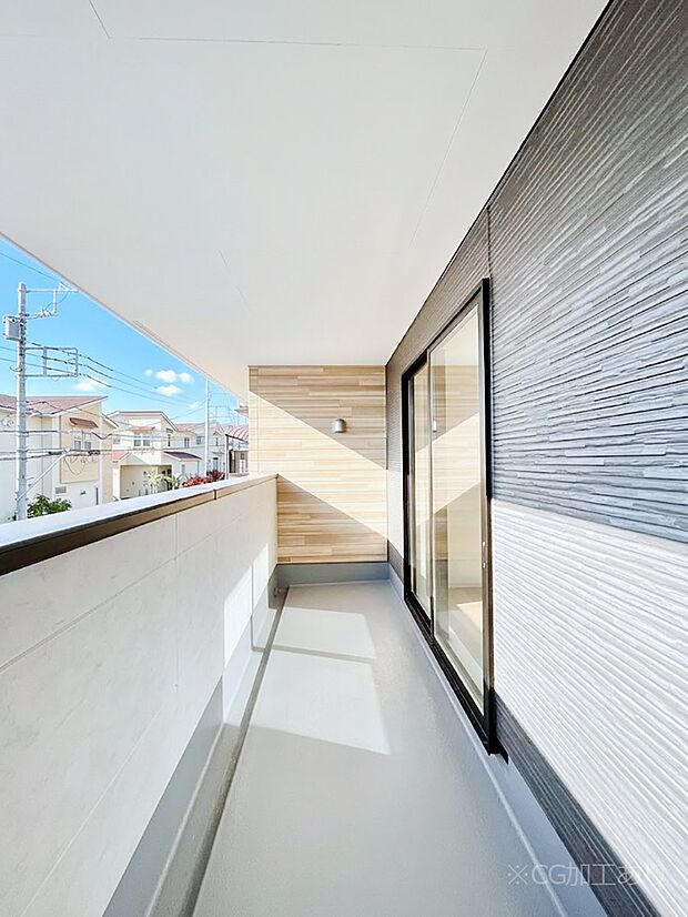 【バルコニー】屋根付きのバルコニーで急な雨から洗濯物を守ります!