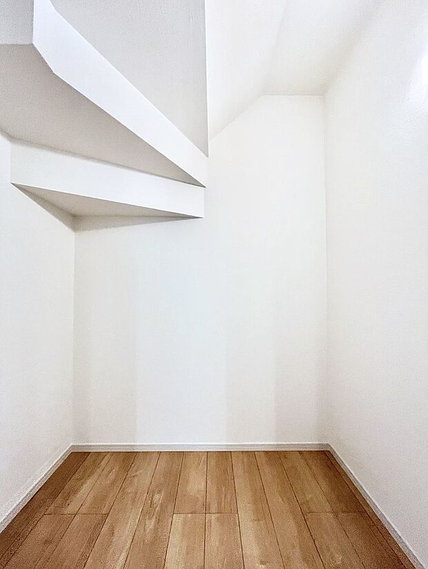 【ウォークインクローゼット】リビングには家族みんなで共有できるWIC。ファミリークロークとしてお使いいただけます。