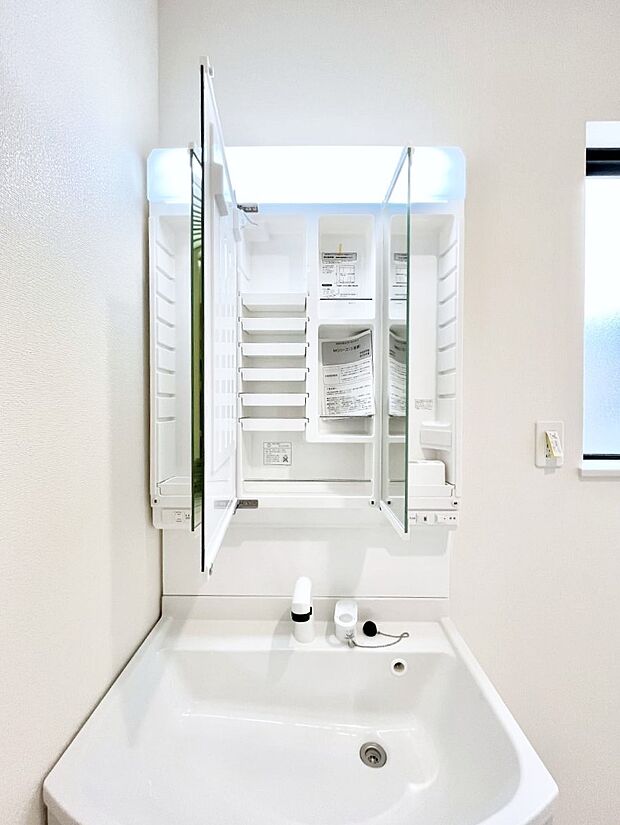 【三面鏡裏収納】三面鏡の裏に、化粧品や衛生用品などを収納可能。洗面台をすっきりと保ちます!