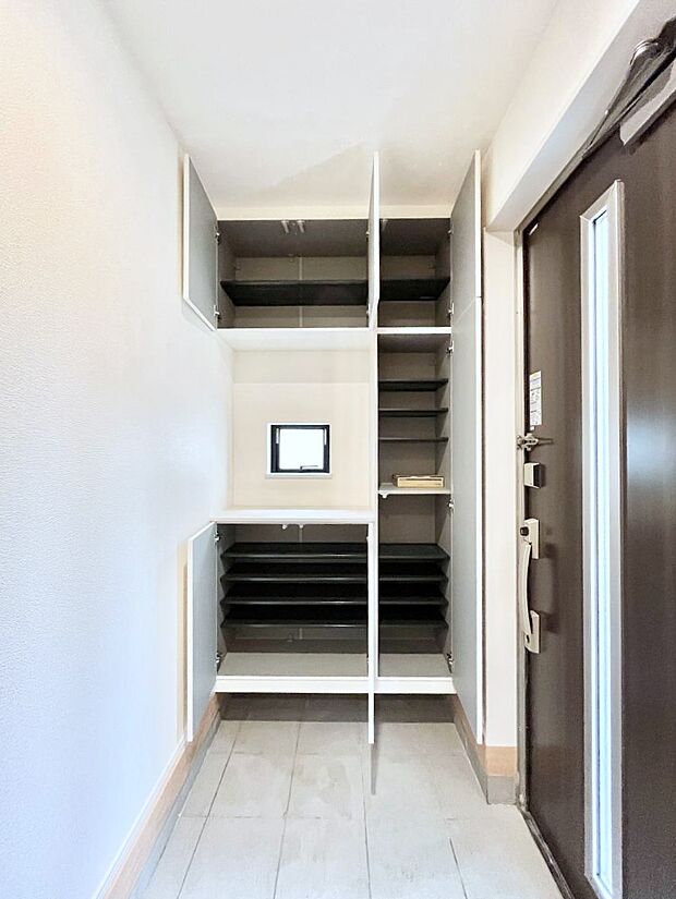 【玄関】天井まである玄関収納で、家族全員の靴もすっきり収納!