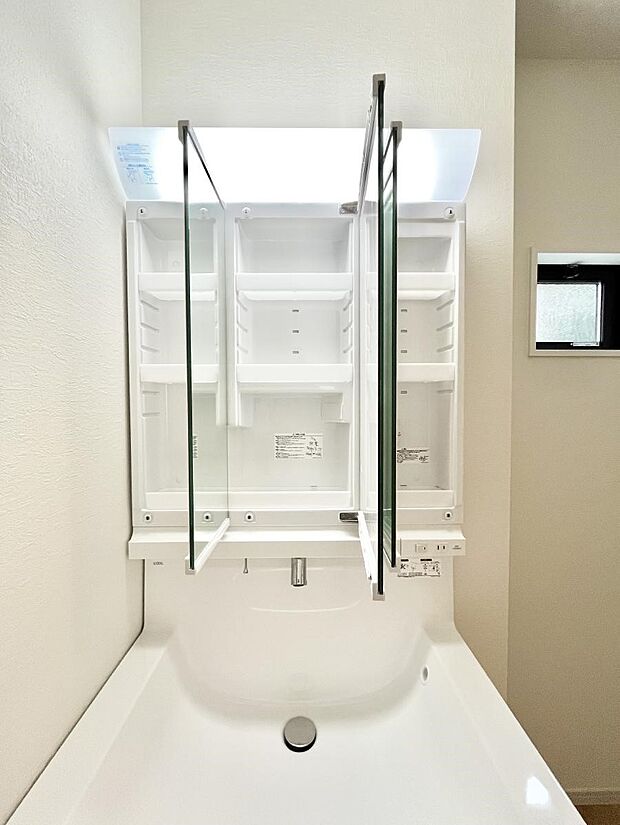 【三面鏡裏収納】三面鏡の裏に、化粧品や衛生用品などを収納可能。洗面台をすっきりと保ちます！