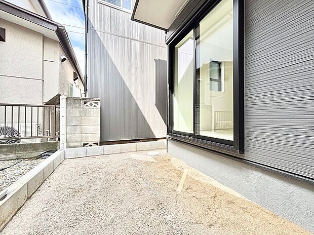 【庭】住まいに明るい光と開放感を演出してくれる庭スペース付き!