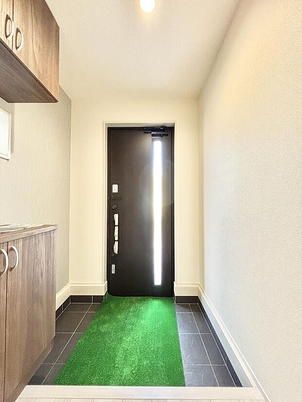 【玄関】ガラススリットの入った玄関ドアが室内に光を届けてくれます