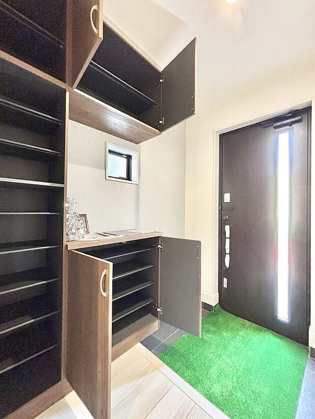 【シューズボックス】玄関をスッキリ・清潔に見せる豊富な収納スペースです。