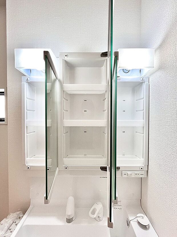 【三面鏡裏収納】三面鏡の裏に、化粧品や衛生用品などを収納可能。洗面台をすっきりと保ちます！