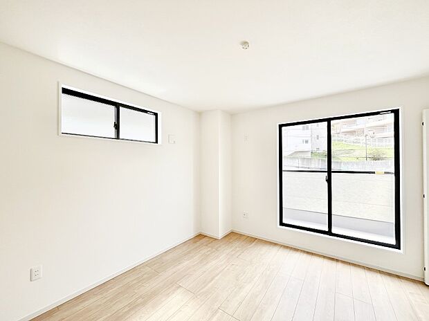 【寝室】明るいバルコニーサイドに洋室を設置。目覚めの良い寝室に。　