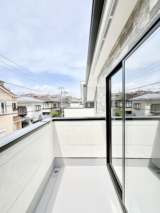 【バルコニー】バルコニーはうれしい２ヶ所付き。お洗濯物やお布団をたっぷり干せます。　