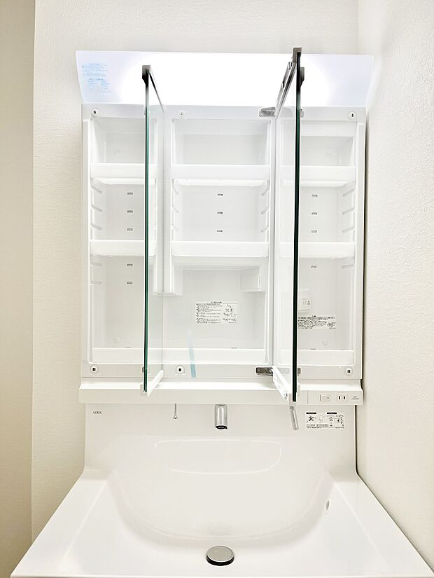 【三面鏡裏収納】三面鏡の裏に、化粧品や衛生用品などを収納可能。洗面台をすっきりと保ちます！