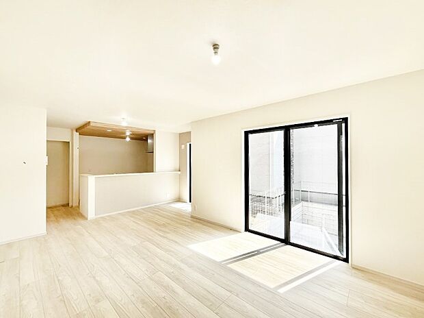 【リビングダイニング】明るい陽光が注ぎ、寛ぎの雰囲気に満たされるリビング・ダイニング。