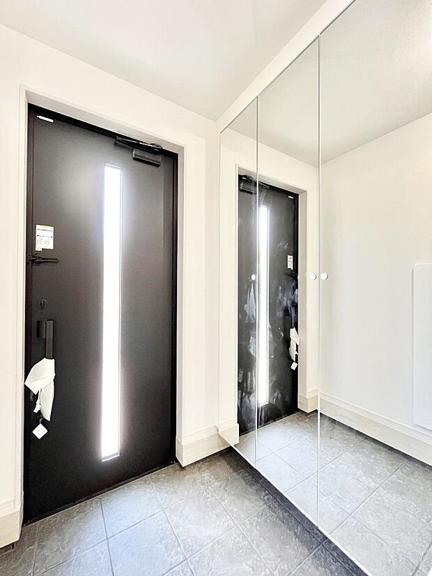 【玄関】明るい玄関はお客様をお出迎えするのにぴったりです!