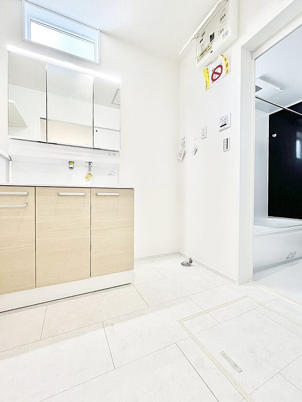 【脱衣場】清潔感ある洗面化粧室で朝の身支度も快適