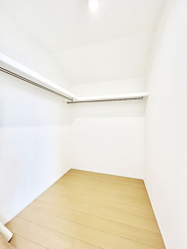 【ウォークインクローゼット】ウォークインクローゼットの活用で生活空間スッキリ