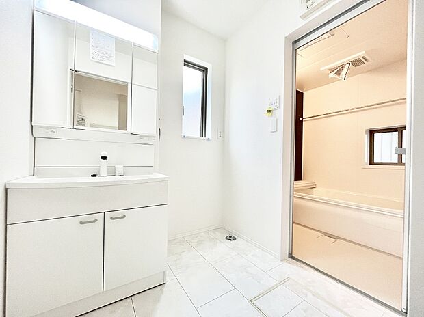 【脱衣場】清潔感のある快適空間です。毎日の身支度も気持ち良くお使い頂けます。 