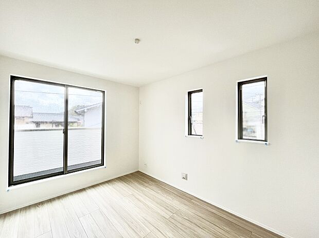 【寝室】明るいバルコニーサイドに洋室を設置。目覚めの良い寝室に。 