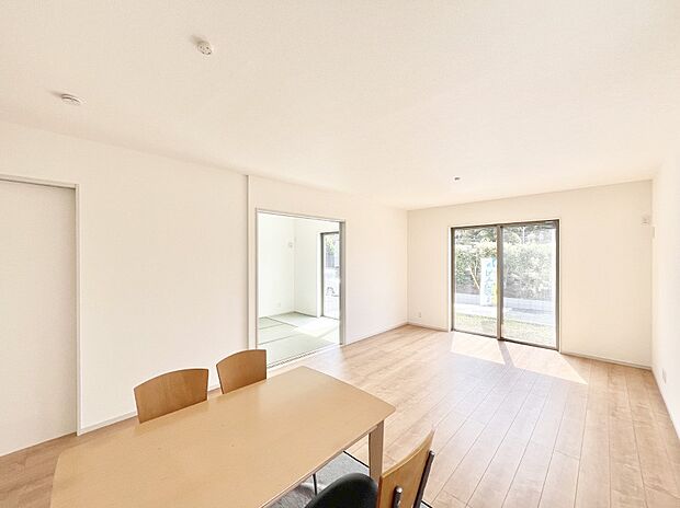 【リビングダイニング】明るい陽光が注ぎ、寛ぎの雰囲気に満たされるリビング・ダイニング。 