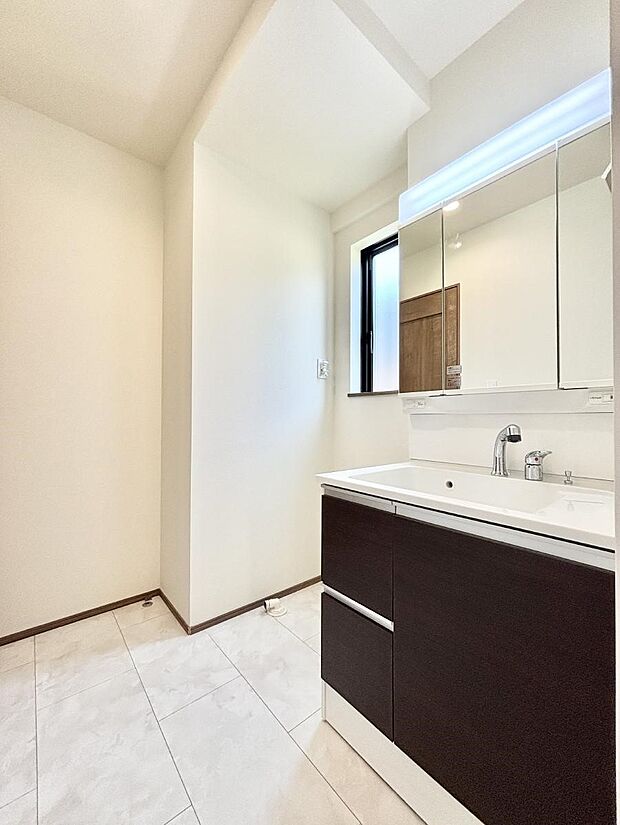 【洗面台・洗面所】明るい洗面所は毎朝の身支度も楽しくできちゃいそうです。