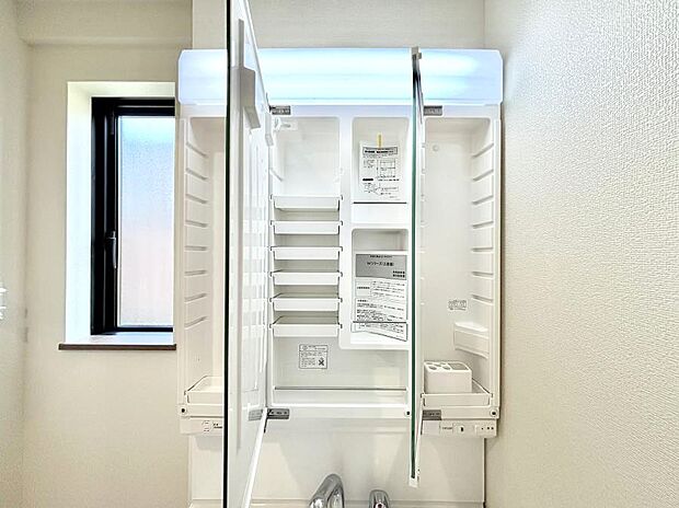 【三面鏡裏収納】三面鏡の裏に、化粧品や衛生用品などを収納可能。洗面台をすっきりと保ちます！