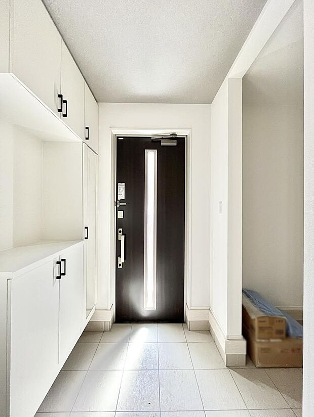 【玄関】明るい玄関はお客様をお出迎えするのにぴったりです!