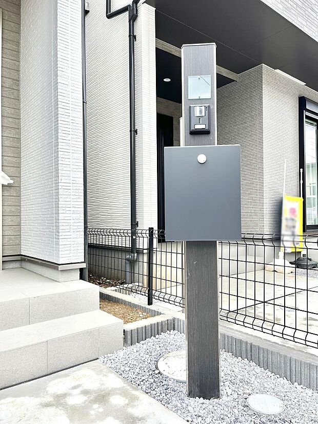 【その他現地】シンプルデザインのポスト。