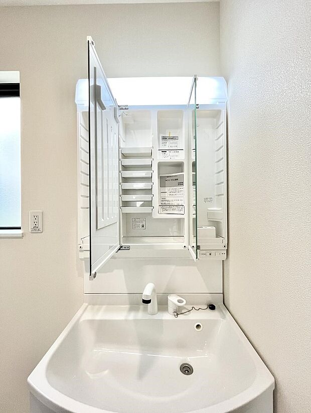 【三面鏡裏収納】三面鏡の裏に、化粧品や衛生用品などを収納可能。洗面台をすっきりと保ちます!