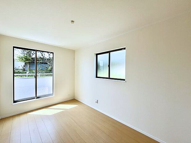 【寝室】明るいバルコニーサイドに洋室を設置。目覚めの良い寝室に。