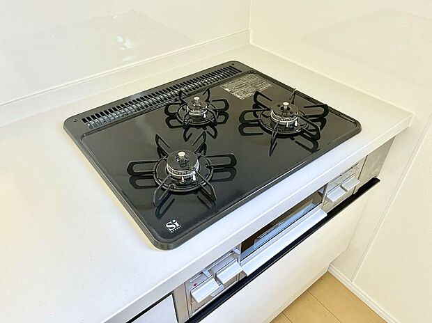 【Siセンサーコンロ】ガスコンロはSiセンサー搭載。火力調節や焦げ付き・消し忘れも防いでくれます。