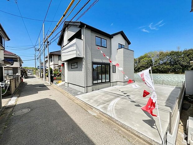 【前面道路含む現地写真】前面道路はきちんと整備されています