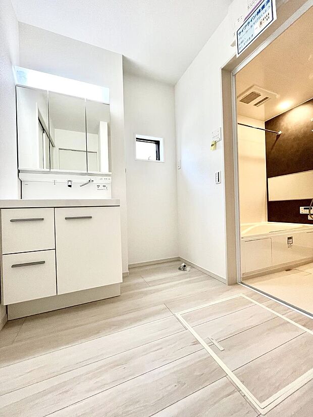 【脱衣場】清潔感のある快適空間です。毎日の身支度も気持ち良くお使い頂けます。