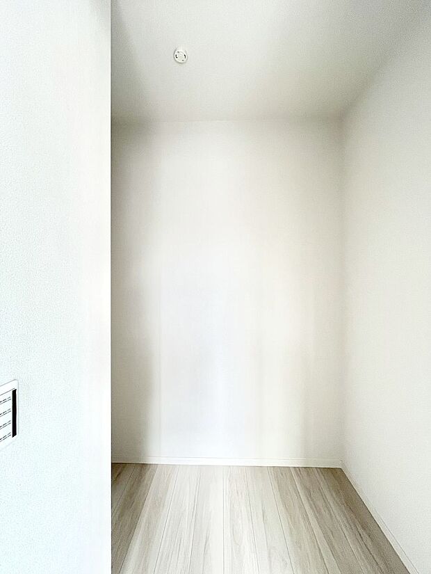 【ウォークインクローゼット】ウォークインクローゼット付きで生活空間を広く利用できます。