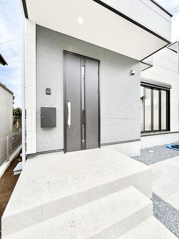 【玄関】玄関前は雨が降っても濡れにくい屋根付き