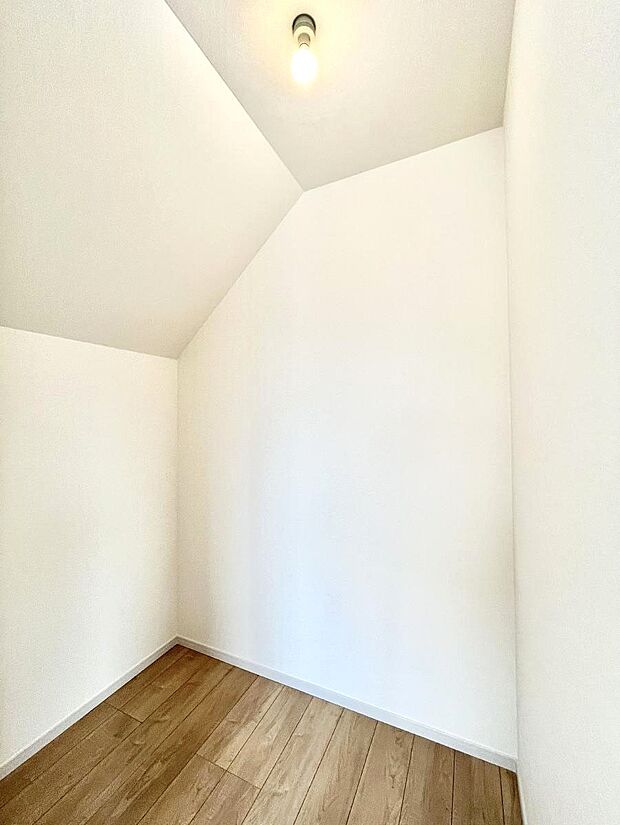 【ウォークインクローゼット】ウォークインクローゼット付きで生活空間を広く利用できます。