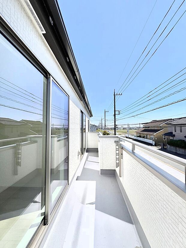 【バルコニー】毎日のお洗濯に大活躍!2部屋から出入りできる南向きバルコニー!