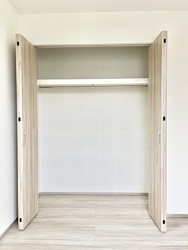 【収納】洋室のクローゼット。奥行きがあるので厚手の衣類もすっきり収まります。