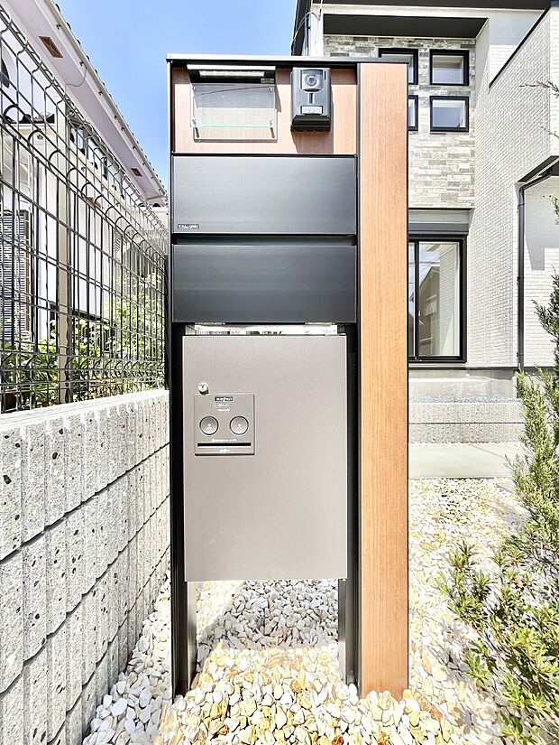 【その他現地】シンプルデザインのポスト。