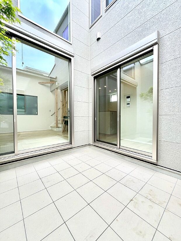 【庭】住まいに明るい光と開放感を演出してくれる中庭スペース付き