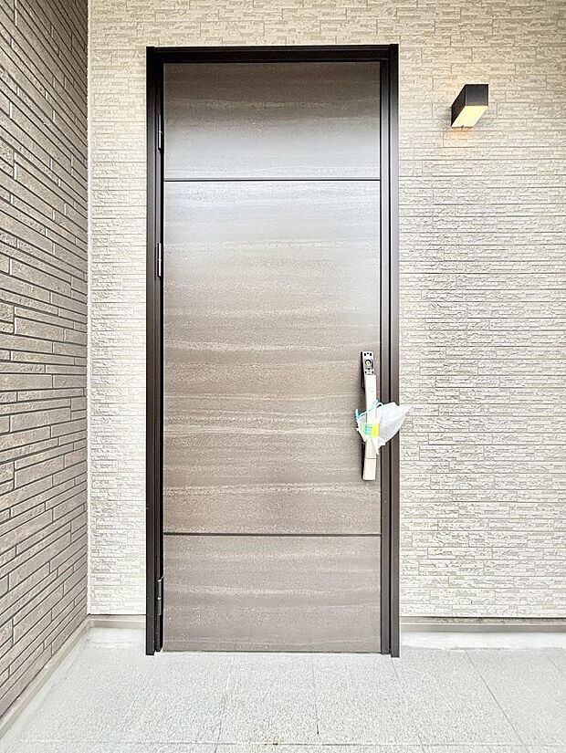 【玄関】大切な家族、来客を出迎える玄関。玄関前は屋根付きで雨が降っていても濡れにくいです。