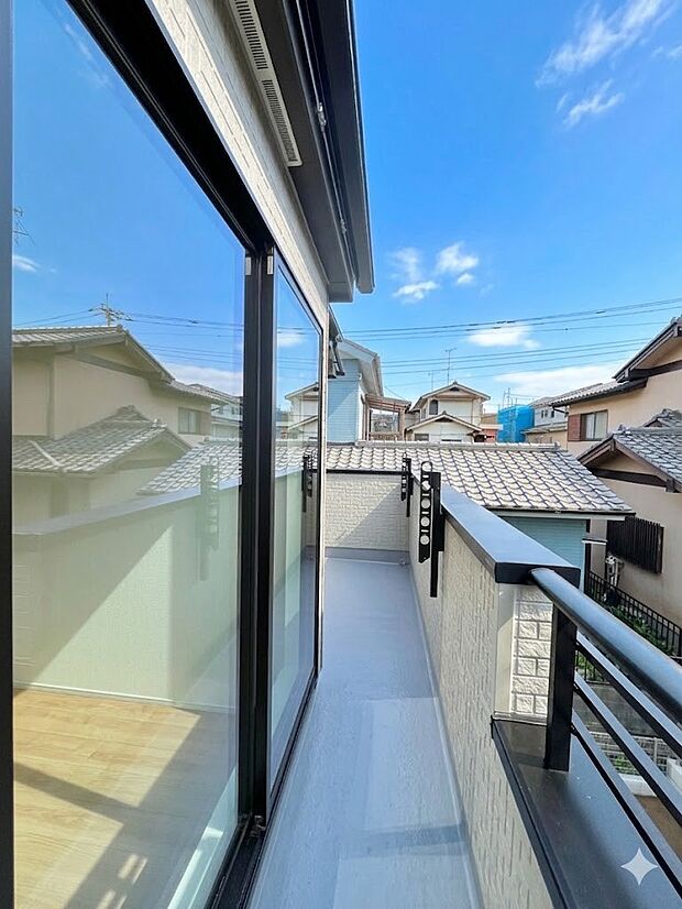 【バルコニー】ゆったりバルコニーだから沢山お洗濯ものを干せます。