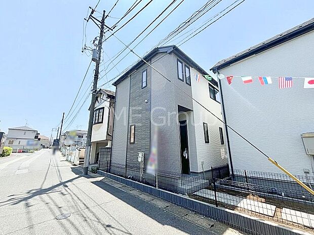 【現地外観写真】暮らしやすさと居心地の良さにこだわったシンプルで飽きのこないデザイン!