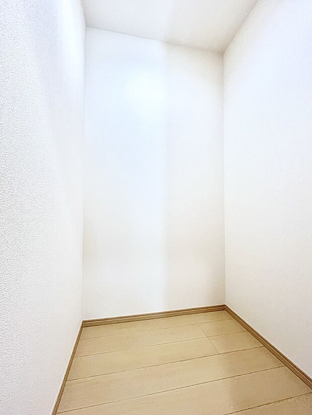 【収納】2階の納戸。使用頻度の低い季節用品などもすっきり収納できます。