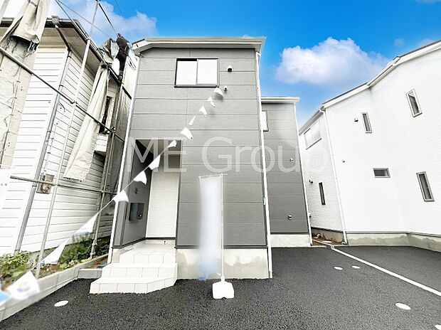 【現地外観写真】堂々完成！たっぷりの陽光と開放感に包まれる明るい住まい。 