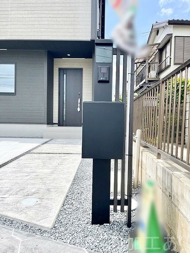 【その他現地】表札・インターホン・ポストをひとつに集約。エントランスになじむシンプルデザイン。